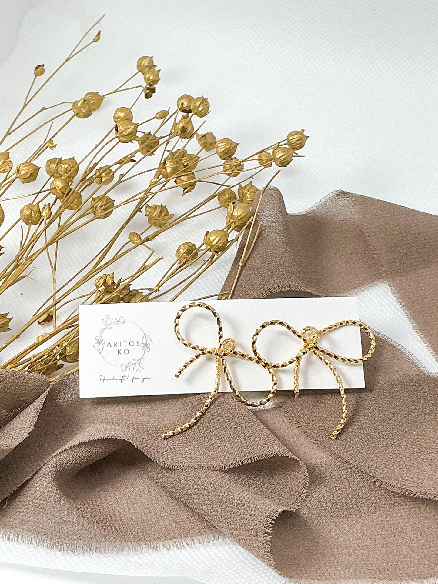 Twisted bows